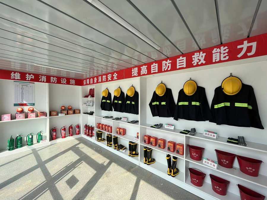 三分8號(hào)線項(xiàng)目部施工現(xiàn)場(chǎng)微型消防站內(nèi).jpg 三分8號(hào)線項(xiàng)目部施工現(xiàn)場(chǎng)微型消防站內(nèi).jpg